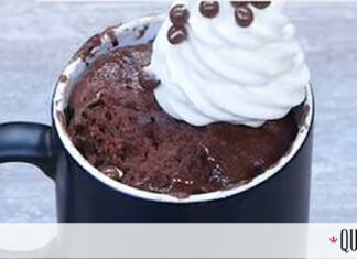 Άκης Πετρετζίκης: Mug cake με 3 υλικά