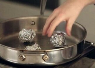 Παίρνει ένα τηγάνι και βάζει μέσα μπαλάκια αλουμινόχαρτου.. Το τι θα ακολουθήσει δεν θα το πιστεύετε!