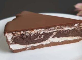 «Παράδεισος» στο πιάτο: Γλυκό ψυγείου με τυρί κρέμα, σοκολάτα και γκοφρέτες έτοιμο σε μόλις 5′