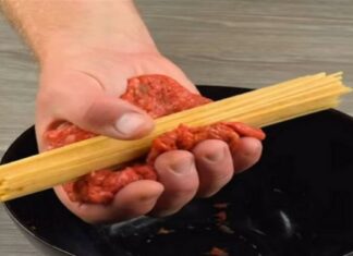 Πήρε μια χούφτα μακαρόνια και τα τύλιξε με κιμά – Αυτό που έκανε είναι άκρως απολαυστικό (Video)
