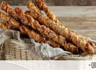 Άκης Πετρετζίκης: Αλμυρά κριτσίνια σφολιάτας