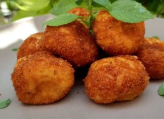 Ζουμερές τυροκροκέτες με αυγά και φρυγανιά