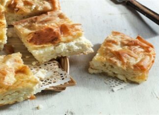 Σπιτική «κουρελόπιτα»: Η περίφημη τυρόπιτα με 2 διαφορετικά τυριά και γιαούρτι – Έτοιμη σε 15’