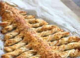 Τυρόπιτα «χριστουγεννιάτικο δέντρο»: Έτοιμη σε μόλις 5 λεπτά με φέτα, γιαούρτι κι ένα μυστικό υλικό!