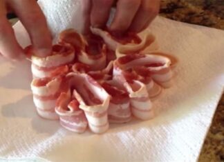 Παίρνει κομμάτια μπείκον και φτιάχνει ένα λουλούδι…Το αποτέλεσμα; Μαγικό!