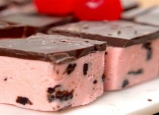 Σοκολατένιο γλυκό ψυγείου με κεράσι που θα σας ξετρελάνει!