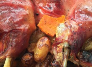 Πώς θα φτιάξεις την πιο γευστική γουρουνοπούλα για το Πρωτοχρονιάτικο τραπέζι σου