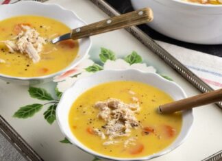 Παραδοσιακή κοτόσουπα με βελούδινη υφή για τις κρύες μέρες του χειμώνα