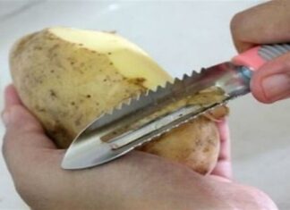 Πετάτε και εσείς τη φλούδα από τις πατάτες; Δείτε σε τι βοηθάει και δεν θα το ξανακάνετε