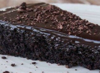 Σοκολατόπιτα εύκολη, ζουμερή και με λίγα υλικά