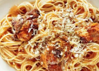 Σύζουμα μακαρόνια σε ζωμό κρέατος: Πώς θα φτιάξεις ένα από τα πιο παραδοσιακά πιάτα της Κρητικής κουζίνας