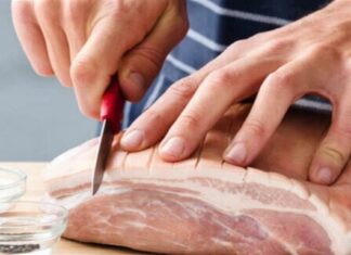 Πριν βάλει το κρέας στη σχάρα το χαράζει – Μόλις δείτε το λόγο θα τρέξετε να το κάνετε