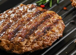 Συνταγή για λαχταριστά και αφράτα μπιφτέκια – Τα 5 αδιανόητα εύκολα μυστικά