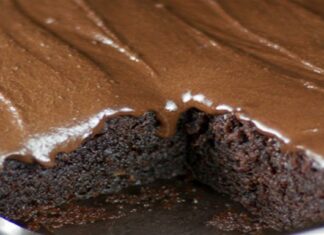 Ζουμερό κέικ σοκολάτας χωρίς αυγά και βούτυρο