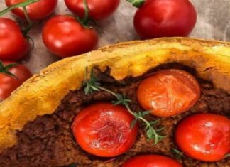 Θα σας τρέχουν τα σάλια: Αλμυρό κέικ με ντομάτα και κιμά