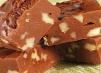 Σοκολατένιο γλυκό ψυγείου με ζαχαρούχο γάλα! Χρειάζεται μόνο 3 υλικά και είναι είναι έτοιμο με 3 κινήσεις!