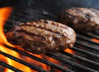 Τεράστια προσοχή πριν ψήσετε τα μπιφτέκια: Το λάθος που τα καταστρέφει όσο καλά κι αν τα φτιάξετε