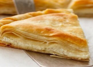 “Τραβηχτή” τυρόπιτα με τραγανό φύλλο – Έτοιμη σε 20 λεπτά!