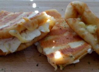 Τυρόπιτα με πίτα σουβλάκι: Πεντανόστιμη χωρίς ζύμη, με 4 μόνο υλικά, που γίνονται στο άψε σβήσε