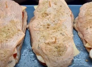 Έκοψε το κοτόπουλο σε φέτες και ανάμεσα έβαλε τυρί και ντομάτα – Μόλις το έψησε δεν πίστευε στα μάτια της (video)