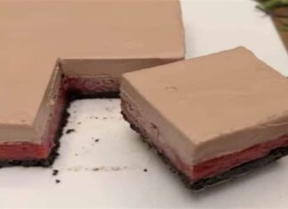 Έκρηξη απόλαυσης: Γλυκό ψυγείου με τρεις στρώσεις σοκολάτας, φράουλας και μπισκότου έτοιμο σε 5′