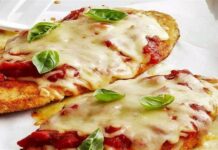 Συνταγή του 10λέπτου: Σνίτσελ κοτόπουλο με μανιτάρια και τριμμένη μοτσαρέλα