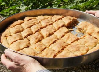 Βλαχόπιτα: Η τυρόπιτα των κτηνοτρόφων, με τραχανά, σταφίδες και γεύση σκέτο “ποίημα”