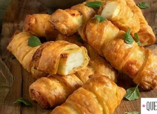 Άκης Πετρετζίκης: Χαλούμι sticks με ζύμη κουρού στον φούρνο