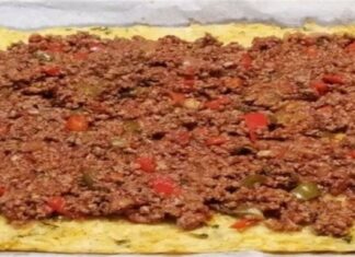 Ανοίγει ρολό πατάτας και απλώνει πάνω κιμά: Λίγα λεπτά μετά ζει το απόλυτο όνειρο!