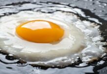 Έβαλε νερό σε ένα τηγάνι κι έριξε μέσα δυο αυγά – Το αποτέλεσμα θα σας ενθουσιάσει
