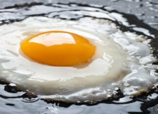 Έβαλε νερό σε ένα τηγάνι κι έριξε μέσα δυο αυγά – Το αποτέλεσμα θα σας ενθουσιάσει