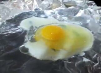 Βάζει στο φούρνο αλουμινόχαρτο και ρίχνει αυγά – Αυτός είναι ο απίστευτος λόγος!