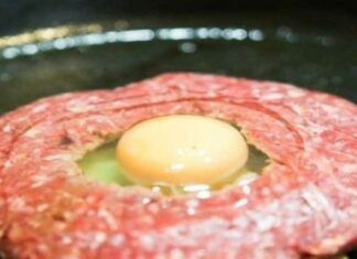 Κάνει μια τρύπα στον κιμά και ρίχνει μέσα αυγό – Το αποτέλεσμα είναι εξωπραγματικό!