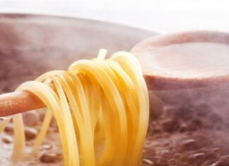 Ανακατεύετε διαρκώς τα μακαρόνια όταν βράζουν; – Σταματήστε το αμέσως