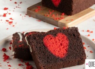 Άκης Πετρετζίκης: Κέικ σοκολάτας με κρυμμένη καρδιά