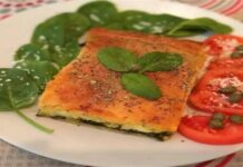 Θρεπτική τυρόπιτα με σπανάκι και μυρωδικά που θα μοσχοβολήσει το σπίτι