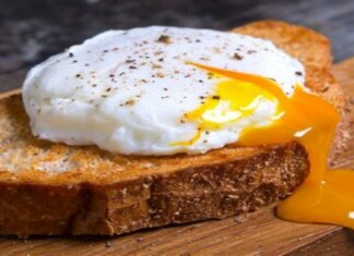 Δεν θέλει κόπο, θέλει τρόπο: Έτσι θα φτιάξεις το τέλειο ποσέ αυγό