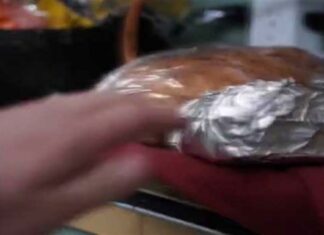 Έβαζε το ψωμί στο ψυγείο για να το κρατά… φρέσκο! Δεν θα το ξανακάνετε μετά απ’ αυτό το βίντεο…