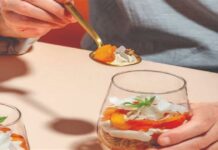 Αυτό το καλοκαιρινό γλυκό ψυγείου ετοιμάζεται σε χρόνο dt! Παρφέ γιαουρτιού με βερίκοκα