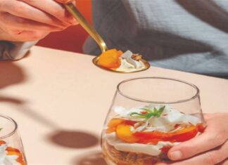 Αυτό το καλοκαιρινό γλυκό ψυγείου ετοιμάζεται σε χρόνο dt! Παρφέ γιαουρτιού με βερίκοκα