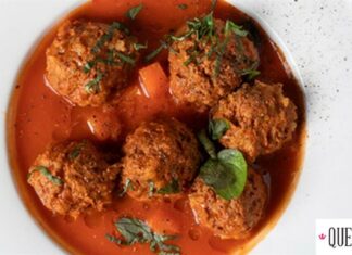 Άκης Πετρετζίκης: Γιουβαρλάκια κοκκινιστά