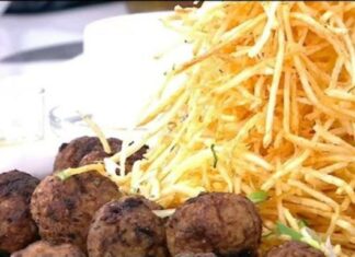 Πειρασμός για κάθε στομάχι: Κεφτεδάκια «κόλαση», με τηγανιτές πατάτες και σάλτσα γιαουρτιού