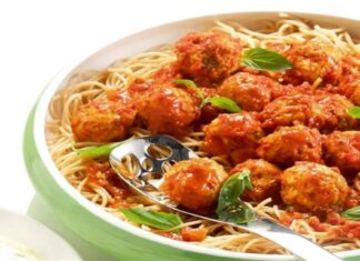 Κεφτέδες γαλοπούλας κοκκινιστοί, φουρνιστοί και με μακαρόνια – Ο κιμάς γαλοπούλας δίνει μια πιο ανάλαφρη εκδοχή