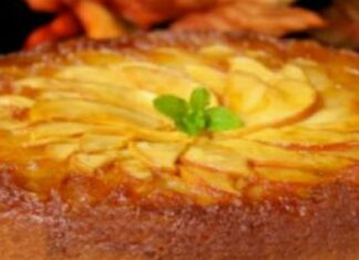 Βέφα Αλεξιάδου: Φτιάχνει ανάποδο κέικ με καραμελωμένα σταφύλια και μήλα! Βάζει και κανέλα και γίνεται χαμός στην κουζίνα!