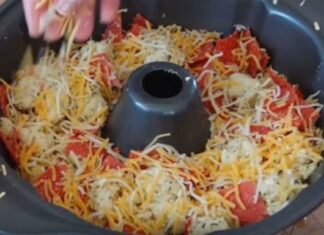 Σε μια φόρμα κέικ βάζει 3 είδη τυριών και ζύμη…Δεν φαντάζεστε τι φτιάχνει!