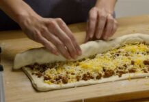 Τυλίγει κιμά και τυρί σε ζύμη για πίτσα…Το αποτέλεσμα θα σας ξετρελάνει!