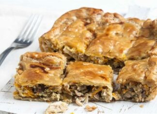 Εύκολη και πολύ χορταστική – Λαχταριστή κοτόπιτα με πιπεριές και γιαούρτι