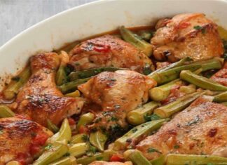 Λαχταριστό κοτόπουλο με μπάμιες – Πριν το βγάλουμε από το φούρνο σκεπάζουμε με λαδόκολλα