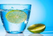 Σταματήστε το αμέσως! Αυτές είναι οι βλάβες που προκαλεί στον οργανισμό το νερό με λεμόνι