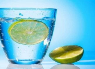 Σταματήστε το αμέσως! Αυτές είναι οι βλάβες που προκαλεί στον οργανισμό το νερό με λεμόνι